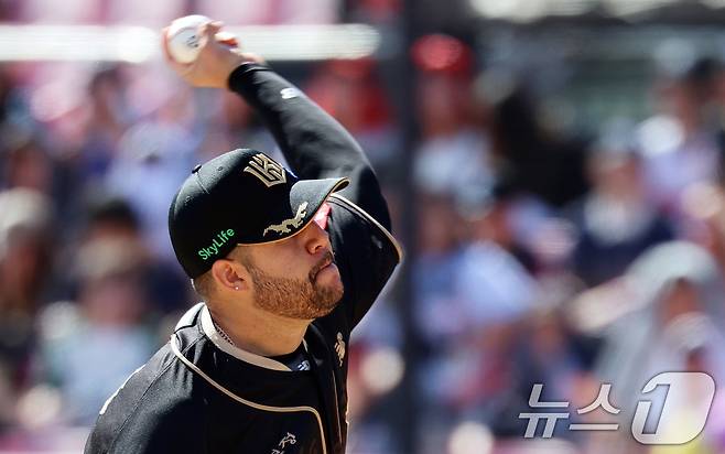 21일 오후 경기 수원시 장안구 KT위즈파크에서 열린 '2025 신한 SOL 뱅크 KBO리그' 삼성 라이온즈와 KT 위즈의 경기, 1회초 KT 선발투수 헤이수스가 역투하고 있다. 2025.9.21/뉴스1 ⓒ News1 오대일 기자