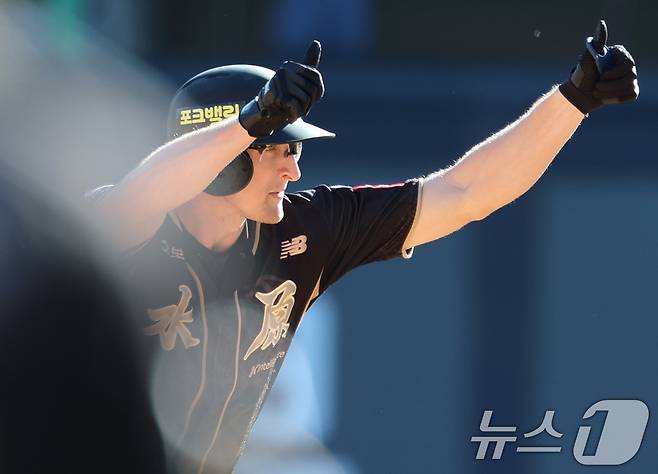 21일 오후 경기 수원시 장안구 KT위즈파크에서 열린 '2025 신한 SOL 뱅크 KBO리그' 삼성 라이온즈와 KT 위즈의 경기, 6회말 KT 공격 1사 3루 상황에서 스티븐슨이 1타점 2루타를 때린 후 기뻐하고 있다. 2025.9.21/뉴스1 ⓒ News1 오대일 기자