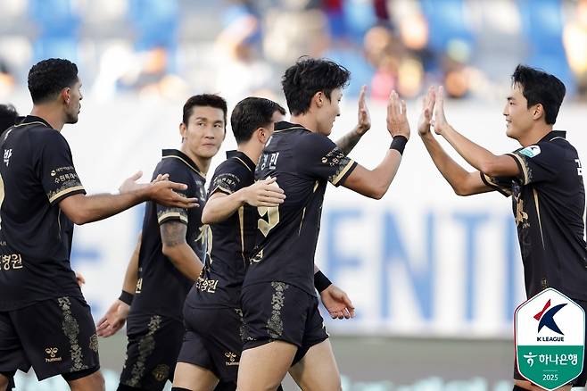 수원FC가 21일 열린 하나은행 K리그1 2025 30라운드 강원FC와 홈 경기에서 1-0으로 이겼다. (한국프로축구연맹 제공)