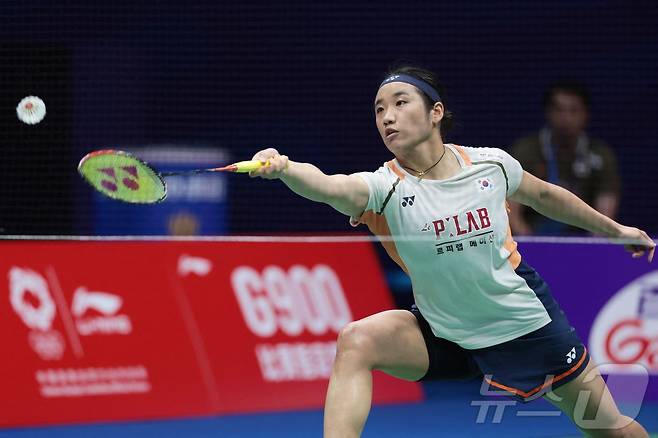 배드민턴 여자 단식 세계 최강 안세영이 21일 중국 선전 아레나에서 열린 2025 세계배드민턴연맹(BWF) 월드투어 슈퍼 750 중국 마스터스 여자 단식 결승에서 33분 만에 한웨를 2-0(21-11 21-3)으로 승리하며 우승을 차지했다. ⓒ AFP=뉴스1