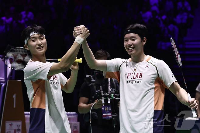 2025 세계배드민턴연맹(BWF) 월드투어 슈퍼 750 중국 마스터스 남자 복식 우승을 차지한 김원호(왼쪽)와 서승재. ⓒ AFP=뉴스1