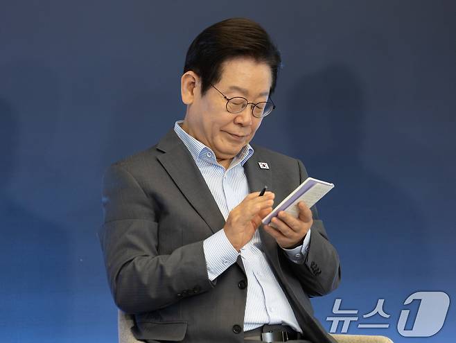 이재명 대통령이 지난 17일 경기도 성남시 스타트업 스퀘어에서 열린 청년 스타트업 상상콘서트에서 메모하고 있다. (대통령실 제공. 재판매 및 DB 금지) 2025.9.17/뉴스1 ⓒ News1 허경 기자