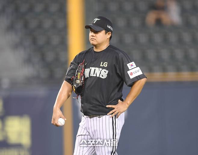 LG 장현식이 17일 서울 잠실구장에서 열린 2025 KBO리그 NC와 경기 5회초 무사만루 상대 권희동의 몸에 맞는 볼로 실점한 후 아쉬워하고 있다. 잠실 | 최승섭 기자 thunder@sportsseoul.com