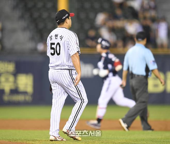 LG 장현식이 6일 서울 잠실구장에서 열린 2025 KBO리그 두산과 경기 5회초 2사 만루 상대 양의지에 만루홈런을 허용한 후 외야를 바라보고 있다. 잠실 | 최승섭 기자 thunder@sportsseoul.com