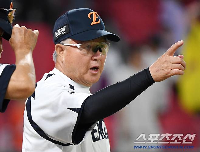 17일 광주 기아챔피언스필드에서 열린 한화-KIA전. 한화가 6대2로 승리한 가운데 김경문 감독이 선수들을 맞이하고 있다. 광주=정재근 기자 cjg@sportschosun.com/2025.9.17/