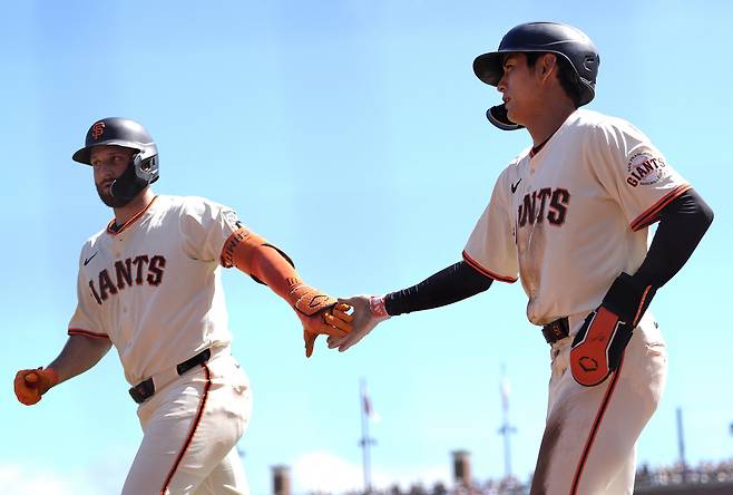 SAN FRANCISCO, CALIFORNIA - SEPTEMBER 14: Casey Schmitt #10 and Jung Hoo Lee #51 of the San Francisco Giants celebrates after Schmitt hit a sacrifice fly scoring Lee against the Los Angeles Dodgers in the bottom of the second inning at Oracle Park on September 14, 2025 in San Francisco, California.   Thearon W. Henderson/Getty Images/AFP (Photo by Thearon W. Henderson / GETTY IMAGES NORTH AMERICA / Getty Images via AFP)







<저작권자(c) 연합뉴스, 무단 전재-재배포, AI 학습 및 활용 금지>