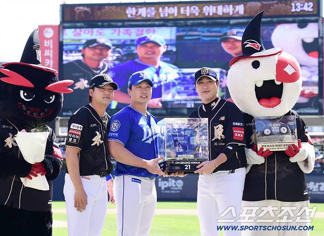 21일 수원 케이티위즈파크에서 열린 KT와 삼성의 경기. 수원에서 삼성 오승환 은퇴투어가 열렸다. KT 우규민, 김상수에게 기념품을 전달받고 있는 오승환. 수원=송정헌 기자songs@sportschosun.com/2025.09.21/