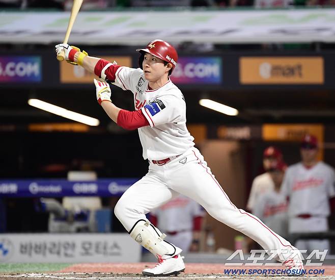 2일 인천 SSG랜더스필드에서 열린 SSG와 키움의 경기. 6회 1타점 적시타를 날리고 있는 박성한. 인천=송정헌 기자songs@sportschosun.com/2025.09.02/