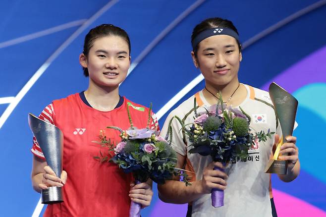 South Korea?s An Se-young (R) poses with the trophy after winning the women's singles final against China?s Han Yue (L) at the China Masters badminton tournament in Shenzhen, in China's southern Guangdong province on September 21, 2025. (Photo by AFP) / China OUT <저작권자(c) 연합뉴스, 무단 전재-재배포, AI 학습 및 활용 금지>
