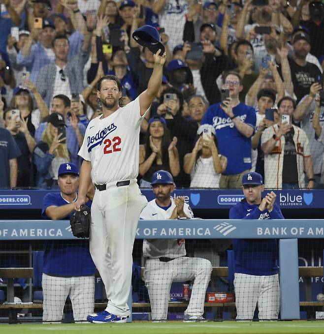 은퇴 발표 후 마지막 정규시즌 등판을 마친 커쇼의 인사. UPI연합뉴스