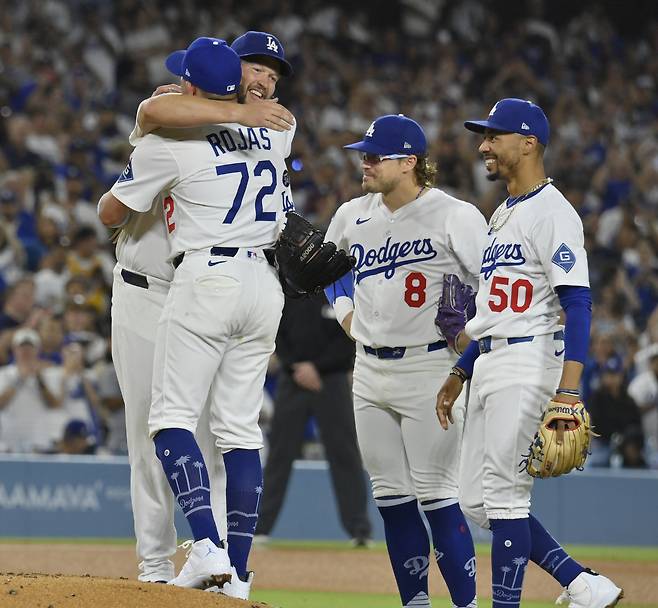 은퇴 발표 후 마지막 정규시즌 등판을 마친 커쇼의 인사. UPI연합뉴스