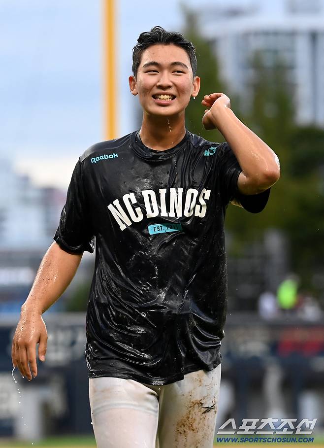 21일 광주KIA챔피언스필드에서 열린 NC와 KIA의 경기, NC가 7대6으로 승리했다. 데뷔 첫 승을 기록한 신영우가 물세례를 받고 있다. 광주=허상욱 기자wook@sportschosun.com/2025.09.21/