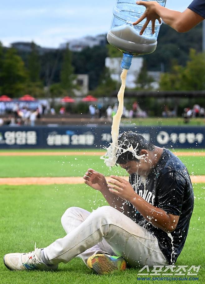 21일 광주KIA챔피언스필드에서 열린 NC와 KIA의 경기, NC가 7대6으로 승리했다. 데뷔 첫 승을 기록한 신영우가 물세례를 받고 있다. 광주=허상욱 기자wook@sportschosun.com/2025.09.21/