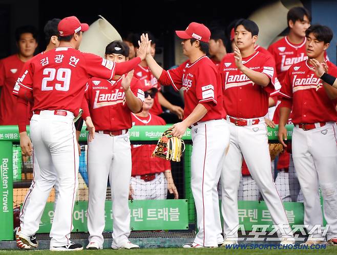 7일 서울 잠실구장에서 열린 SSG-LG전. 3회 투구 도중 2000탈삼진을 달성한 김광현이 동료들의 축하를 받고 있다.  잠실=정재근 기자 cjg@sportschosun.com/2025.9.7/