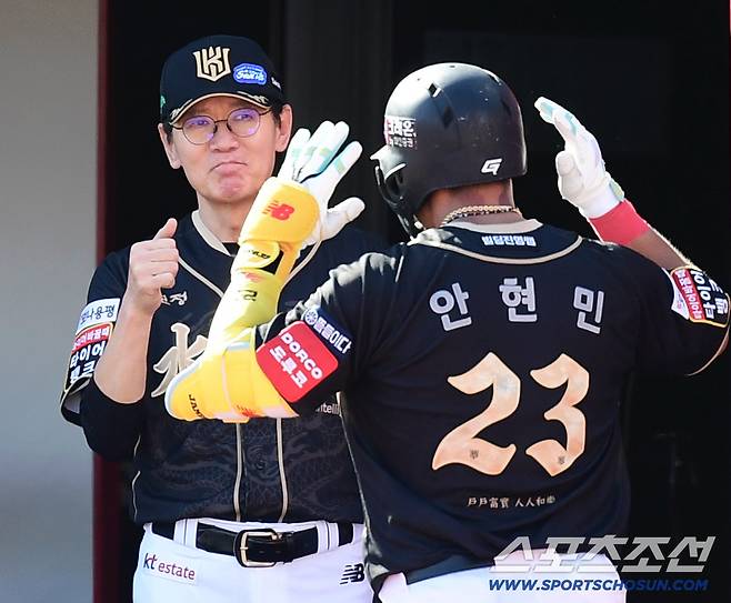 21일 수원 케이티위즈파크에서 열린 KT와 삼성의 경기. 5회말 KT 안현민이 삼성 최원태를 상대로 투런홈런을 날렸다. 이강철 감독의 축하를 받고 있는 안현민. 수원=송정헌 기자songs@sportschosun.com/2025.09.21/