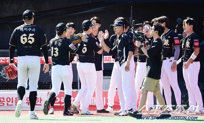 21일 수원 케이티위즈파크에서 열린 KT와 삼성의 경기. 2회초 무사 1, 2루. 실점 위기를 넘긴 KT 선발 헤이수스. 수원=송정헌 기자songs@sportschosun.com/2025.09.21/