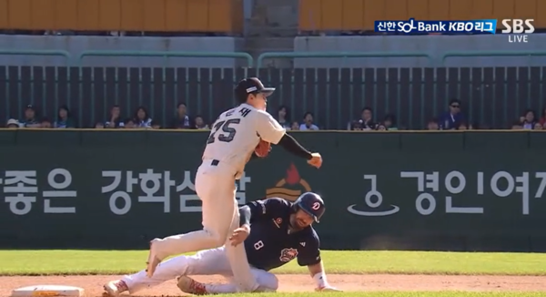 손으로 정준재의 무릎을 친 케이브. ⓒSBS 중계화면 캡처