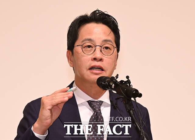 롯데카드 해킹 사고에 따른 피해가 롯데그룹으로 번지고 있다. 960만 여명의 회원을 보유한 롯데카드의 해킹 사고가 발생한 가운데, 조좌진 롯데카드 대표이사가 18일 오후 서울 중구 부영태평빌딩에서 사이버 침해 사고에 대한 사과 및 고객 보호 조치 등과 관련해 입장을 밝히고 있다. /이새롬 기자