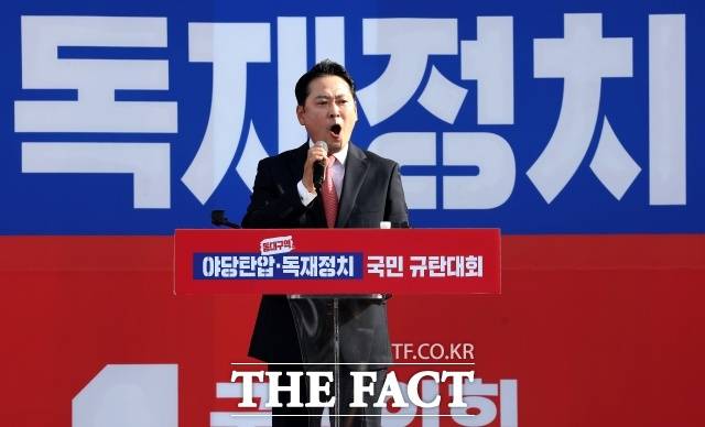 장동혁 국민의힘 대표가 "우리는 반드시 지금 멈춰 서 있는 이재명 대통령의 5개 재판을 속히 다시 시작되게 만들어야 한다"고 촉구했다. 사진은 21일 대구 동구 동대구역 광장에서 열린 야당탄압·독재정치 국민 규탄대회에서 발언을 하고 있는 장동혁 국민의힘 대표. /뉴시스