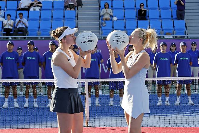 2025 코리아오픈에서 복식 우승을 기록한 크레이치코바와 시니아코바. 코리아오픈