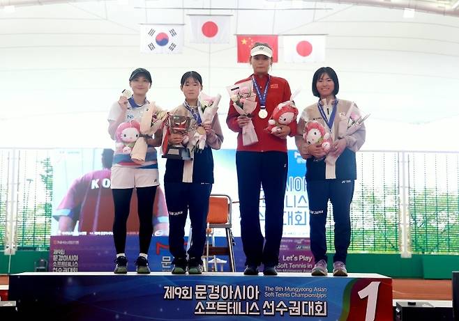 자신의 마지막 국제대회인 아시아정구선수권대회 여자단식에서 은메달을 딴 이민선(왼쪽). 채널에이 자료