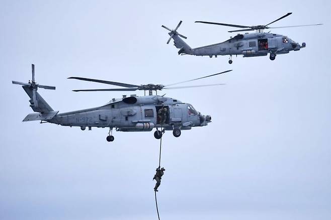 15일(현지시간) 덴마크군이 프랑스, 독일, 스웨덴, 노르웨이군 등 북대서양조약기구(NATO·나토) 회원국들과 함께 그린란드에서 합동 군사훈련인 '북극광 훈련(Arctic Light)'을 벌이는 모습. 미국은 군사감시단을 파견했다. AP연합뉴스