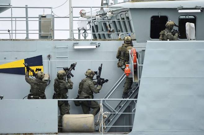 15일(현지시간) 덴마크군이 그린란드에서 가진 북대서양조약기구(NATO·나토) 회원국들과의 합동 군사훈련인 '북극광 훈련(Arctic Light)'에서 함정 침투 훈련을 하는 모습. AP연합뉴스