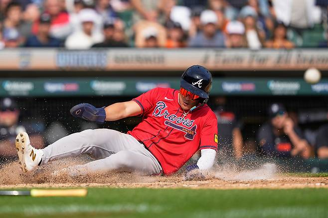 애틀랜타의 김하성이 21일 디트로이트전에서 9회 홈으로 파고들며 결승 득점을 하는 모습. /AP 연합뉴스