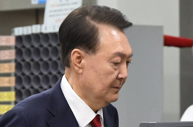 12·3 비상계엄과 관련해 특검 수사를 받는 윤석열 전 대통령이 지난 7월 9일 밤 서울중앙지법에서 두 번째 구속 전 피의자심문(영장실질심사)을 마친 뒤 대기장소인 서울구치소로 이동하고 있다./뉴스1