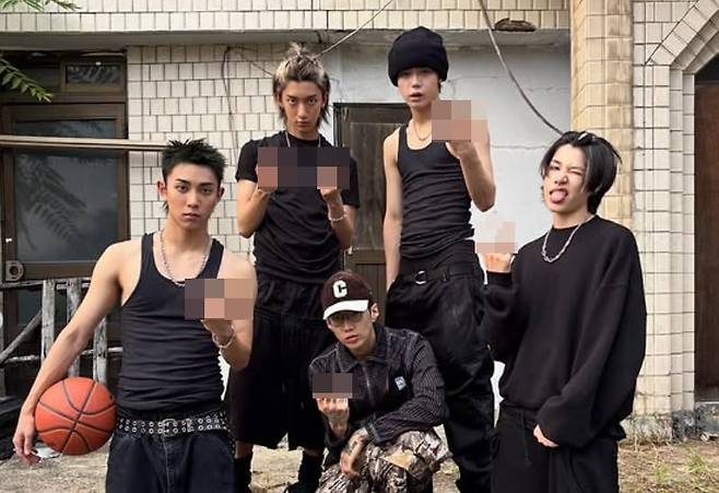 가수 박재범(가운데)과 아이돌 그룹 롱샷이 가운데 손가락을 든 채 포즈를 취한 모습./인스타그램