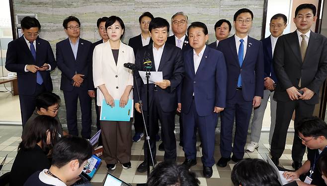 더불어민주당 3대특검 종합대응 특별위원회 전현희 위원장 및 위원들이 지난 18일 국회 의안과에 '윤석열·김건희 등의 국정농단 사건 진상규명을 위한 전담재판부 설치에 관한 법률안'을 제출한 뒤 브리핑을 하고 있다.  /남강호기자