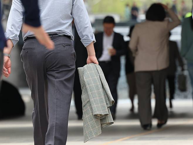 서울 청계천에서 직장인이 겉옷을 벗고 산책을 하고 있다. /뉴스1