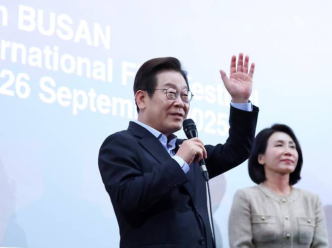 이재명 대통령이 20일 부산 해운대구 영화의전당에서 부산국제영화제 공식상영작 '극장의 시간들' 상영 뒤 진행된 관객과의 대화에서 관람객에게 인사하고 있다./연합뉴스