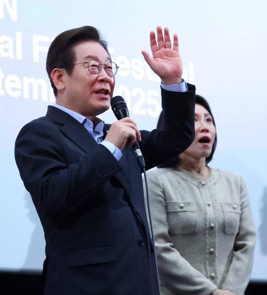 이재명 대통령이 20일 부산 해운대구 영화의전당에서 부산국제영화제 공식상영작 '극장의 시간들' 관람 후 감독, 배우들과 무대에 올라 발언하고 있다.  연합뉴스