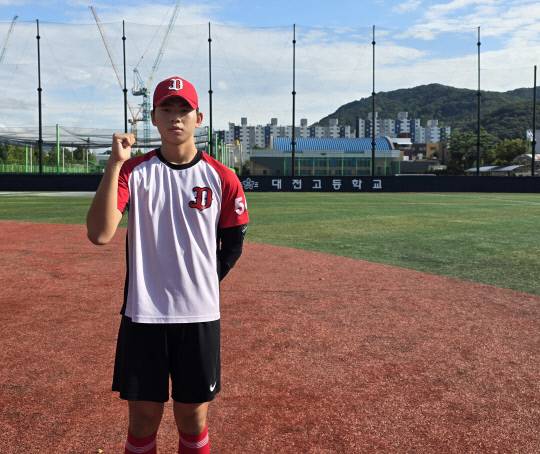 대전고등학교 야구부 좌완 투수 한규민(17)이 교내 훈련장에서 힘찬 포부를 밝히고 있다. 이성현 기자