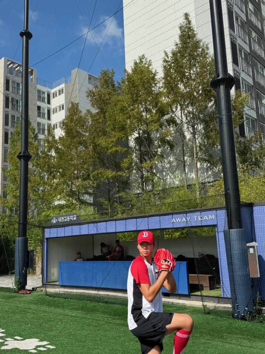 대전고등학교 야구부 좌완 투수 한규민(17)이 교내 훈련장에서 훈련에 임하고 있다.