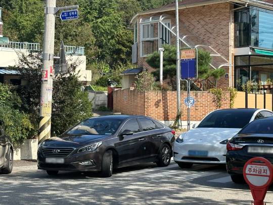 21일 대전 유성구 방동저수지 관람광장 앞 도로 위 우회전 지점에 한 차량이 정차해 있다. 최다인 기자