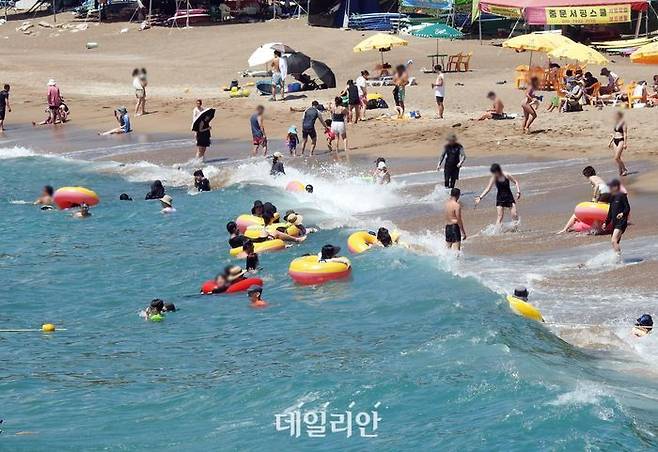 제주 서귀포시 중문색달해수욕장에서 피서객들이 물놀이를 하고 있다.ⓒ뉴시스