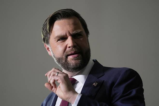 17일(현지 시간) 밴스 부통령이 미시건주에서 열린 행사에서 연설하고 있다. 호웰=AP 뉴시스