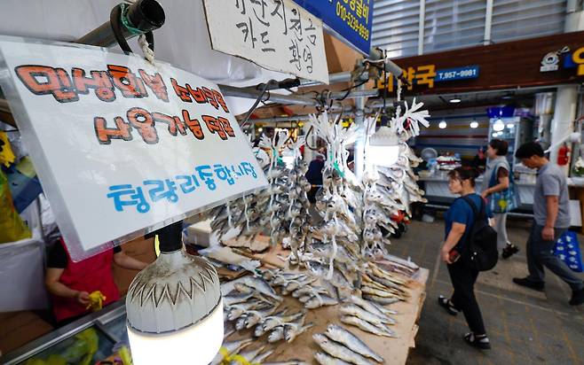 2차 민생회복 소비쿠폰 지급을 하루 앞둔 21일 서울 동대문구 청량리 종합시장에 민생회복 소비쿠폰 사용가능 안내문이 붙어 있다. 뉴스1