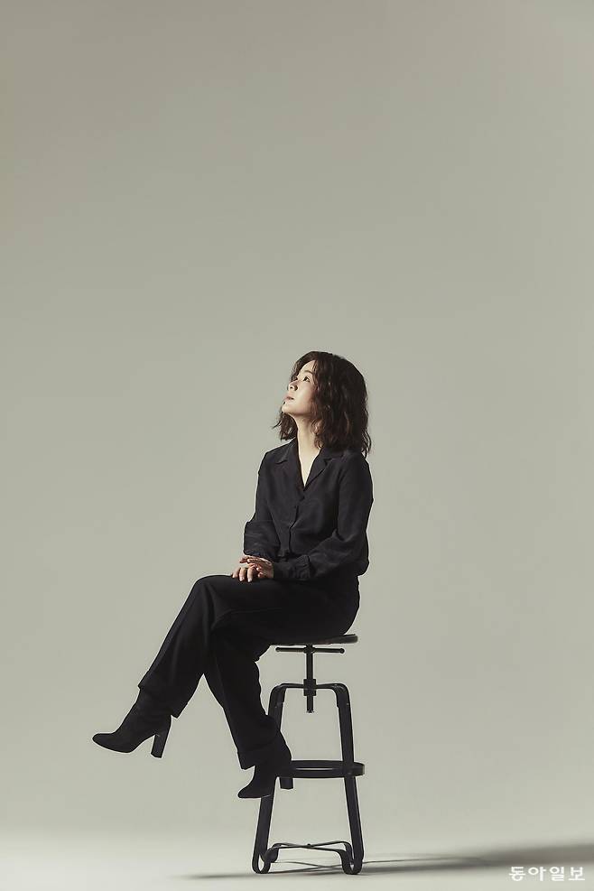 톨스토이의 소설 ‘주인과 하인’을 원작으로 한 창작 판소리 ‘눈, 눈, 눈’을 만든 소리꾼 이자람. 창작 판소리에 이어 배우, 가수 등 다양한 정체성을 보여주는 그는 “집구석을 좋아하기 때문에 술자리에서 쓰지 못하는 재능을 예술에 전부 쓰는 것 같다”고 했다. 완성플레이그라운드 제공