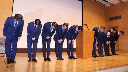 조좌진 롯데카드 대표이사 등 관계자들이 18일 서울 중구 부영태평빌딩에서 해킹 사고로 인한 고객 정보 유출사태에 대해 대고객 사과를 하고 있다. [연합뉴스]