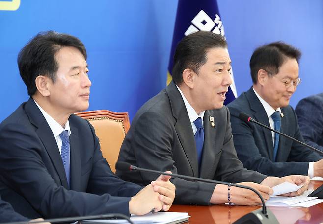 더불어민주당 김병기 원내대표가 21일 서울 여의도 국회에서 취임 100일 기자간담회를 하고 있다. 연합뉴스