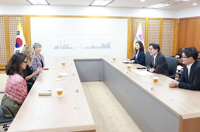 지난 19일 오후 미국영화협회 밀라 베누고팔란 아시아·태평양 본부 사장(왼쪽 첫번째), 게일 맥키넌 수석부회장(왼쪽 가운데) 등 일행이 부산시청을 찾아 박형준 부산시장(오른쪽 가운데)과 부산 영상산업과의 협력 방안 등을 논의하고 있다. 부산시 제공