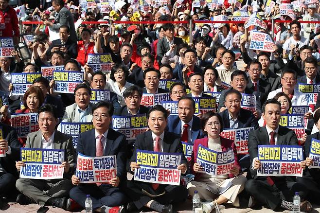 국민의힘 장동혁 대표와 송언석 원내대표를 비롯한 국민의힘 관계자들이 21일 대구 동구 동대구역 광장에서 열린 야당탄압·독재정치 국민 규탄대회에 참석해 구호를 외치고 있다. 연합뉴스