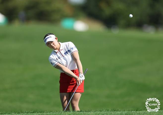 21일 베어즈베스트 청라CC에서 열린 하나금융그룹 챔피언십 FR 4번홀에서 칩샷을 하고 있다. KLPGA 제공