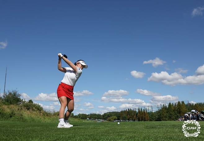 21일 베어즈베스트 청라CC에서 열린 하나금융그룹 챔피언십 13번홀에서 이다연이 티샷을 하고 있다. KLPGA 제공