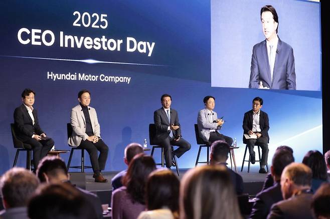 차량아키텍처&인테그레이션센터 유지한 전무(왼쪽부터), 전동화에너지솔루션담당 김창환 부사장, 호세 무뇨스 대표이사 사장, CFO 이승조 부사장, IR 담당 구자용 부사장이 2025 현대차 CEO 인베스터 데이 투자자 대상 Q&A에서 답변하고 있다. 현대차 제공