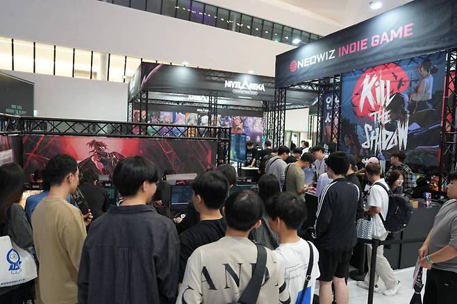 신작 공개로 가장 많은 인원이 몰린 네오위즈 부스
