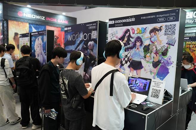 많은 인원이 몰린 인디 게임 부스존